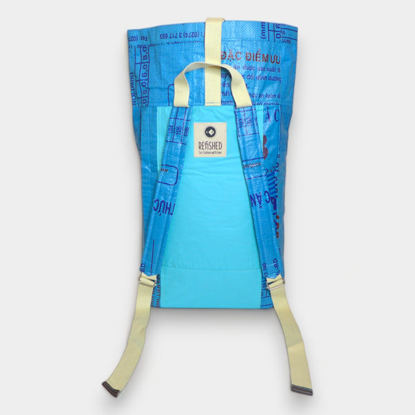 nachhaltiger, upcycelter rucksack in blau aqua